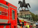 2 Denkmalkletterer hielten Feuerwehr und Polizei in Trapp Koeln Heumarkt P144